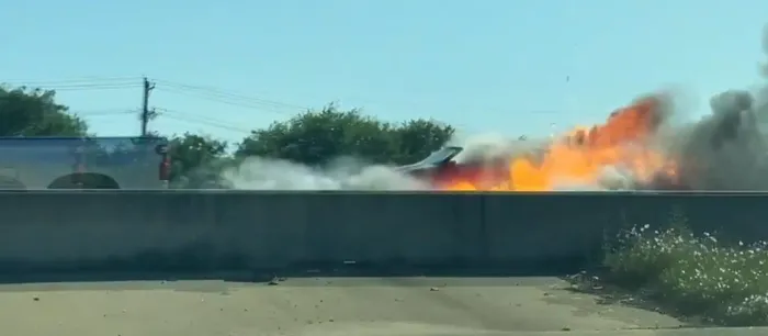 Otoyolda korkunç anlar! Lüks otomobil bomba gibi böyle patladı - 3