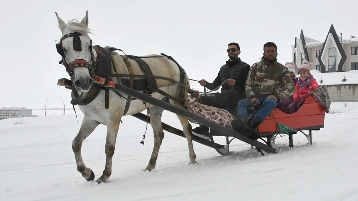 Kayak Merkezi'nde tatilin son gününde çocuklar kızak keyfi yaşadı
