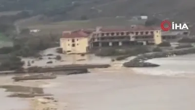 Gökçeada’da evler araçlar su altında kaldı