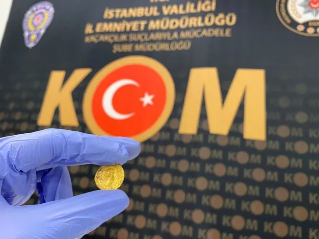 İstanbul Havalimanı’nda nefes kesen tarihi eser operasyonu! Bizans ve Roma dönemi sikkelerini yurt dışına kaçıracaktı - 3