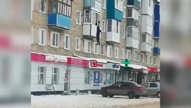 Rusya'da evli kadınla basılan adam böyle firar etti! O anlar kamerada - 5