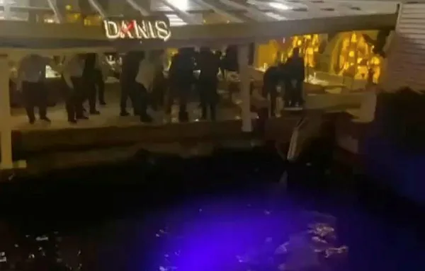 istanbulda-restoranin-iskelesi-coktu-musteriler-denize-dustu-1671821369615.jpg İstanbul'da restoranın iskelesi çöktü: Müşteriler denize düştü - 4