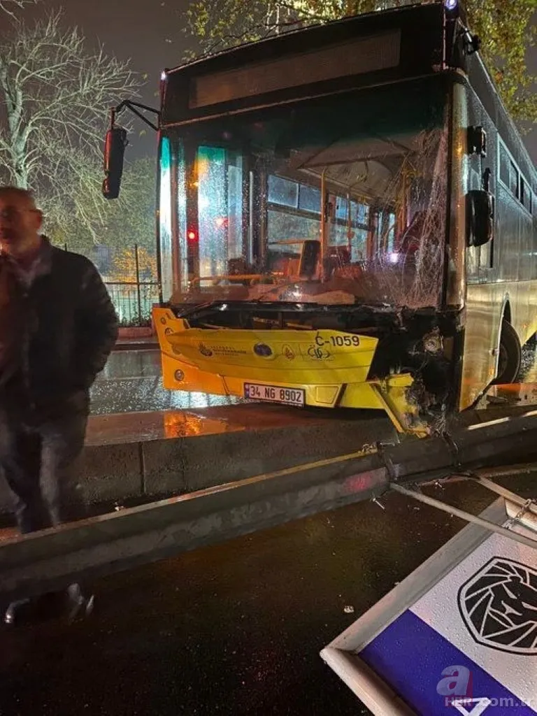 Üsküdar'da İETT otobüsü aydınlatma direğine çarptı 6