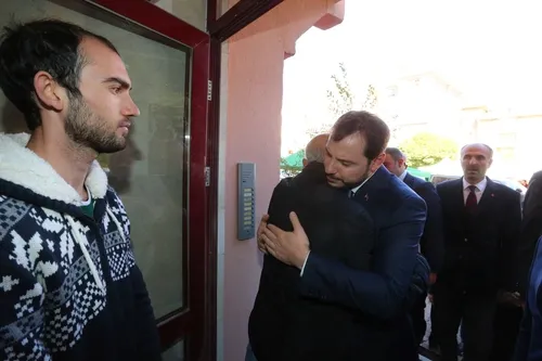 Bakan Albayrak'tan şehit evine ziyaret - 1