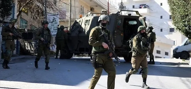 Katil İsrail askerleri, Batı Şeria’daki baskınlarda en az 18 Filistinliyi gözaltına aldı