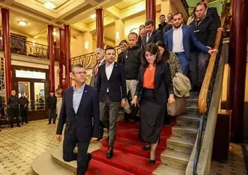 Sabah yazarı Mahmut Övür: Sıra CHP-HEDEP pazarlığında! CHP seçmeni bedeli ağır bu yükü bir daha taşır mı?