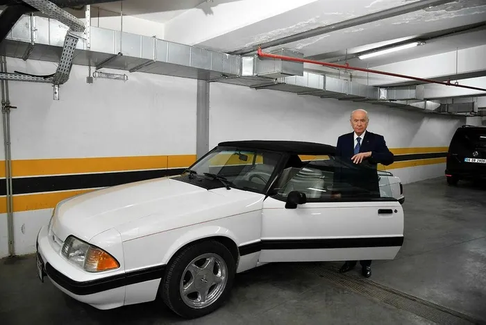 MHP Lideri Devlet Bahçeli eski otomobilini hediye etti