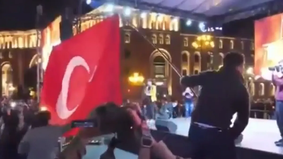 Ermenistan'da Türk bayrağına alçak saldırı! Paşinyan'dan sert tepki: Provokatif