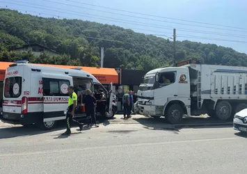 Sakarya'da feci kaza! Turistleri taşıyan midibüse hafriyat kamyonu çarptı