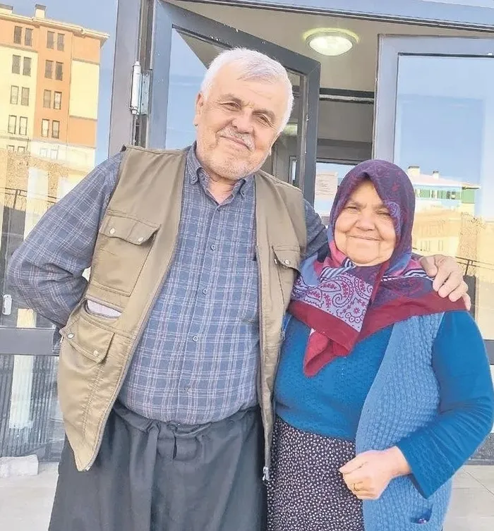 depremzede-ciftin-yeni-ev-sevinci-evimiz-saray-gibi-gelen-misafirler-degistirelim-mi-diyor-1738996092844.jpg Mustafa Bekçi ve Hatice Bekçi çifti (Sabah)