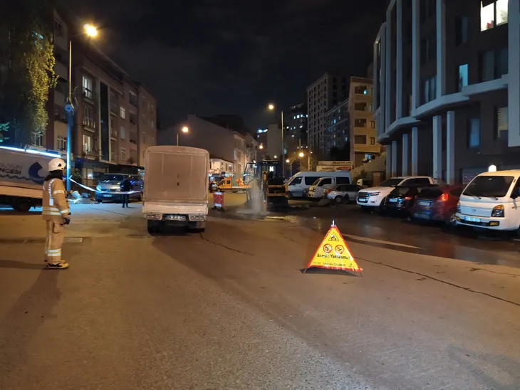 1588227549631.jpg Şişli'de yol çalışması sırasında doğal gaz ve su borusu patladı - 1