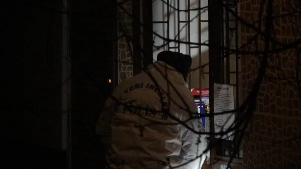 kocaelide-polise-bicakli-saldiri-2-polis-yaralandi-1613774440270.jpg Kocaeli'de polise bıçaklı saldırı! 2 polis yaralandı - 2