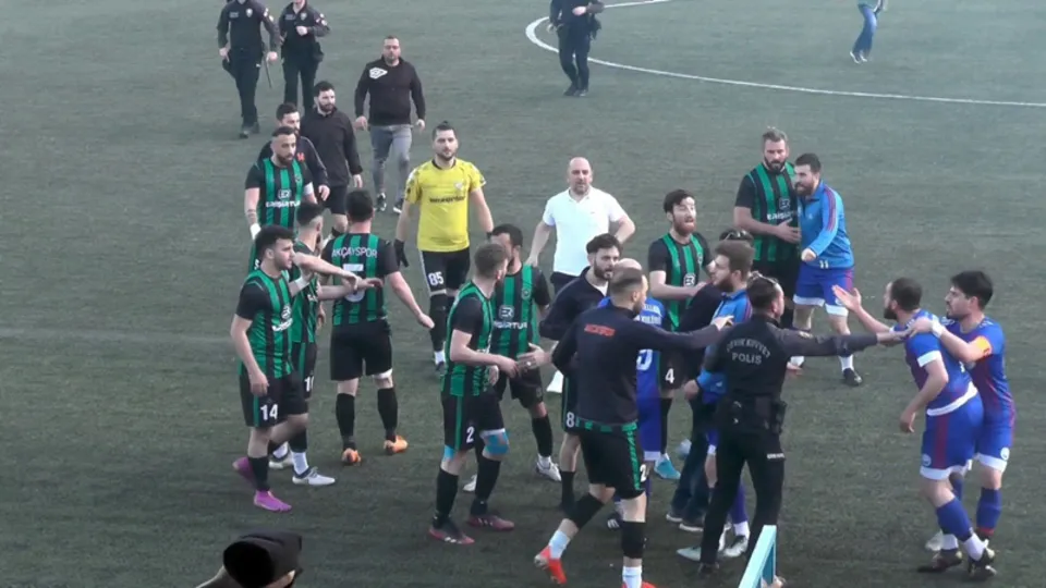 Sahada başlayan gerginlik tribünlere sıçradı! Yumruklar havada uçuştu