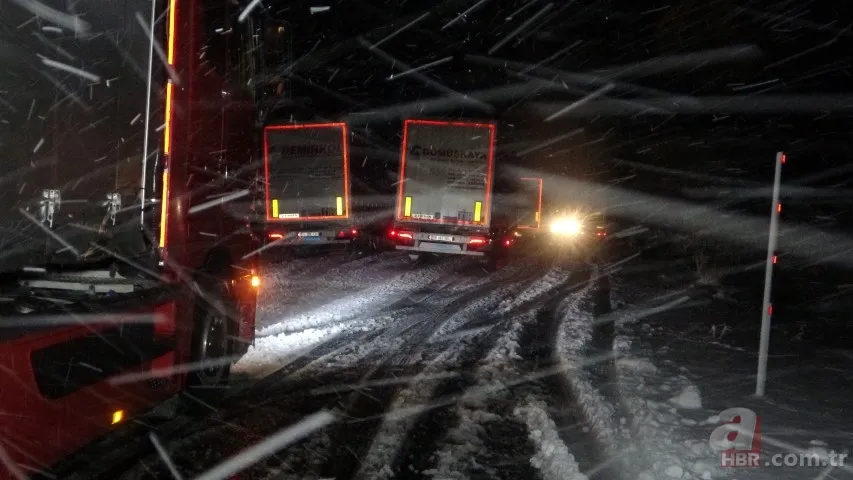 Kış erken geldi! Tipi şeklinde aniden bastıran kar yolları kapattı | 2 il arası yol trafiğe kapandı 15