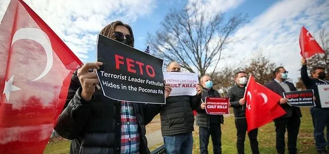 ABD’de teröristbaşı Fetullah Gülen protestosu! Türkiye’ye iade edin