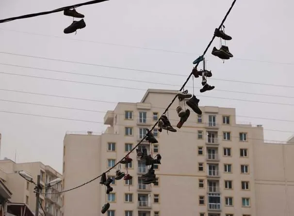 Ayakkabıları çalıp elektrik kablolarına astılar