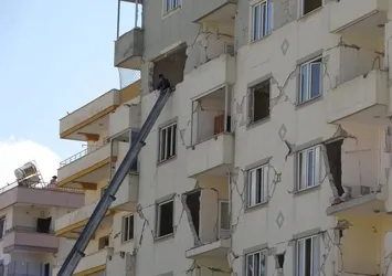 Canlarını hiçe sayarak ağır hasarlı binalara giriyorlar! Yer: Kahramanmaraş