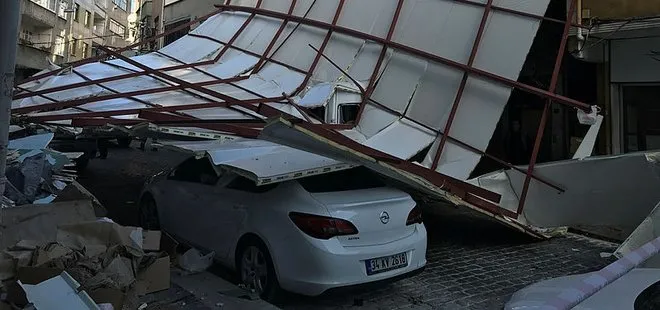 İstanbul’da şiddetli lodos hayatı olumuz etkiledi! Beyoğlu’nda lodosun etkisiyle bir binanın çatısı uçtu