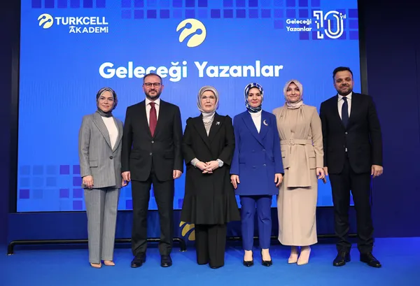 emine-erdogan-gelecegi-yazanlar-platformu-10-yil-etkinligine-katildi-1703869474927.jpg