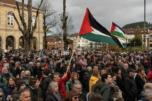 1937’de bombalanan Guernica kasabasında binlerce kişi Filistin için tek yürek! Dünya ve tarih, yeni bir Guernica’yı kabul etmemeli