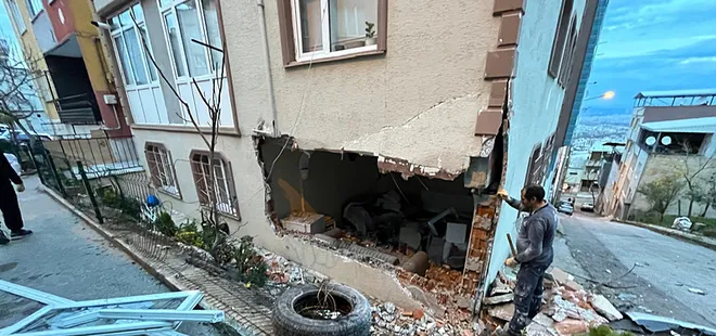 Bursa'da fırtına felakete neden oldu! Sürüklenen kamyon minibüsle birlikte evin salonuna girdi! A Haber olay yerinde