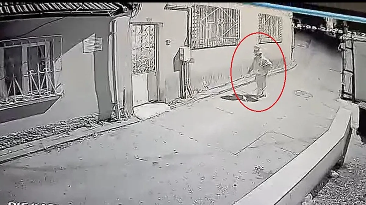 Palyaço kıyafetli sır kişi yakalandı! Elindeki bakın ne çıktı