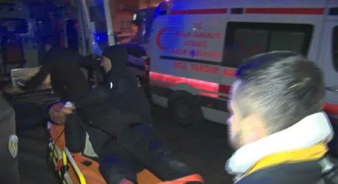 İstanbul'da metroda dehşet! 2 kişi bıçaklandı, ortalık kan gölüne döndü - 1