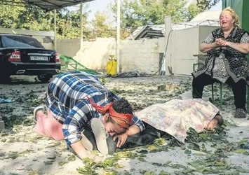 Berde'de yürek yakan fotoğraf! Abisinin başından bir an ayrılmadı...