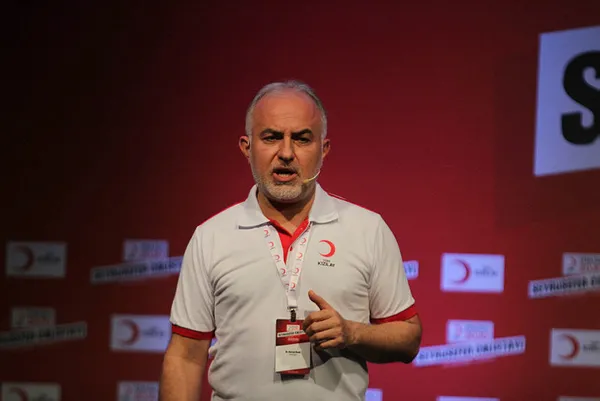 A Haber İzmir'de yaşanan 6,6'lık depremdeki son durumu muhabirleriyle aktardı - 6