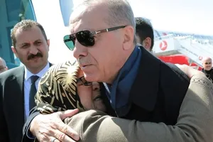 Erdoğanı görür görmez boynuna sarıldı