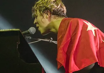 Tom Odell bir şarkısını böyle seslendirdi
