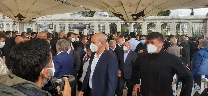Özdemir Bayraktar son yolculuğuna uğurlandı! Sevenleri Fatih Camii'ne akın etti