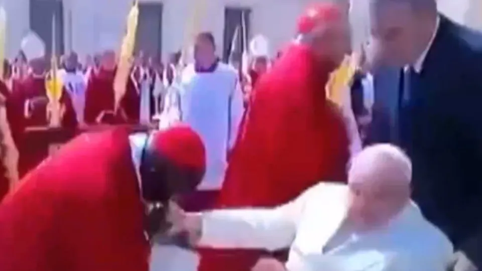 Papa’dan siyahi din adamına ırkçı davranış