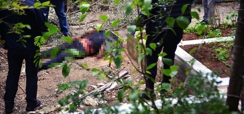 Adana'da 26 yaşında genç 15 yıl önce ölen babasının mezarı başında ölü bulundu