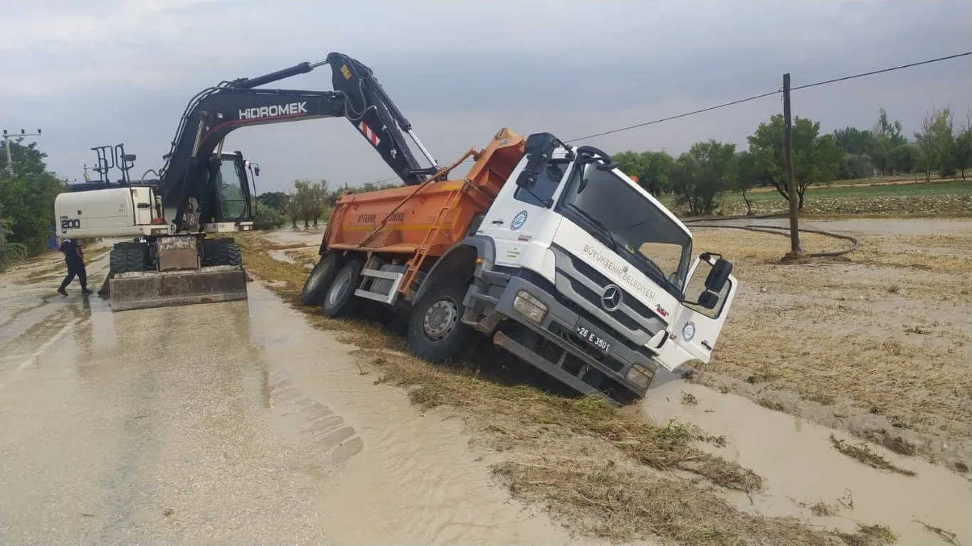 Eskişehir'i sel vurdu: Şiddetli yağmur ilçeleri etkiledi | Ankara-Eskişehir Karayolu ulaşıma kapandı