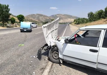 İki otomobil çarpıştı: 2 yaralı