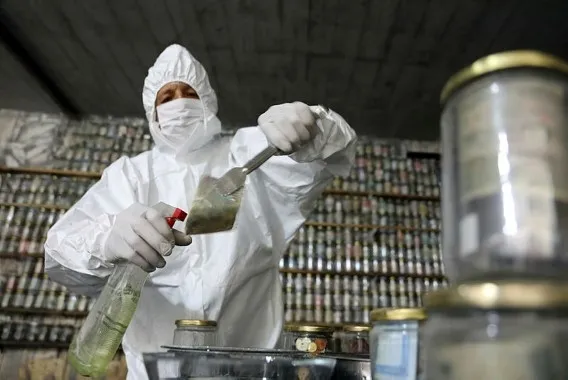 Coronavirüse karşı müzesindeki 4 ton parayı dezenfekte etti - 3