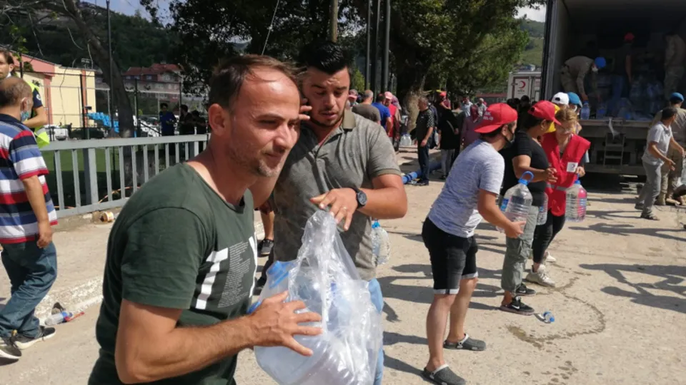 Ayancık'ta birlik ve beraberlik! Yıkılan köprüleri birleştiren yürekler