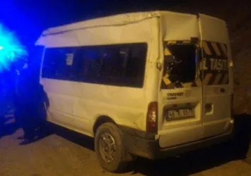 Öğrenci servisi devrildi: 15 yaralı