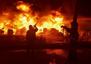 Niğde'de feci olay! Geri dönüşüm tesisinde yangın