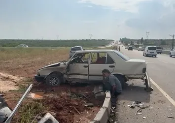 Kaza yaptığı aracının başında gözyaşı döktü