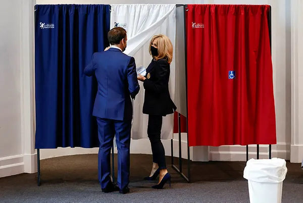 fransa-cumhurbaskani-macrona-soguk-dus-partisi-bolgesel-secimlerin-ilk-turunda-hezimete-ugradi-1624228563607.jpg Fransa Cumhurbaşkanı Macron'a soğuk duş! Partisi bölgesel seçimlerin ilk turunda hezimete uğradı - 2