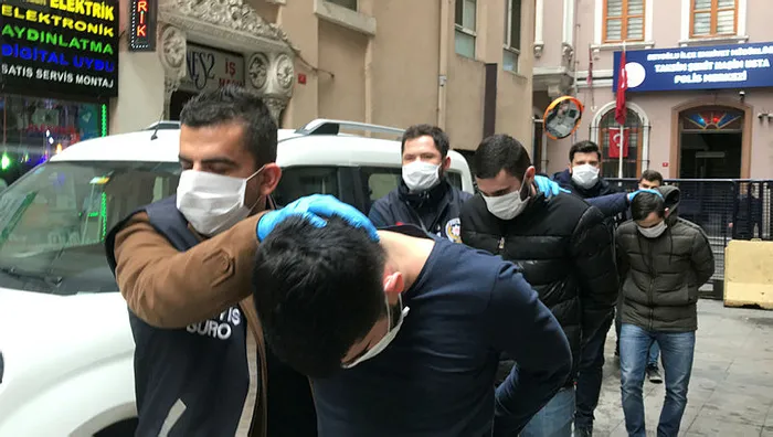 Son dakika: İstanbul Beyoğlu'nda iki grup çatıştı! Ev ve iş yerlerinde cephanelik ele geçirildi - 3