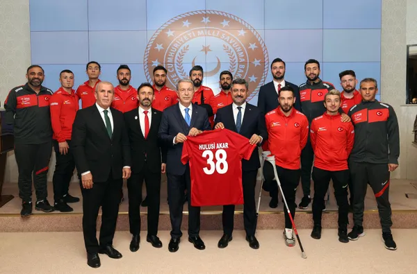 Bakan Akar şampiyonları makamında ağırladı