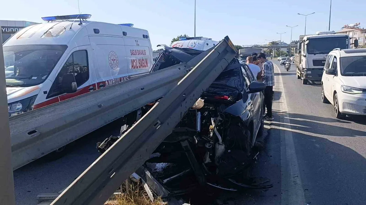 Antalya'da faciadan dönüldü: 3 yaralı