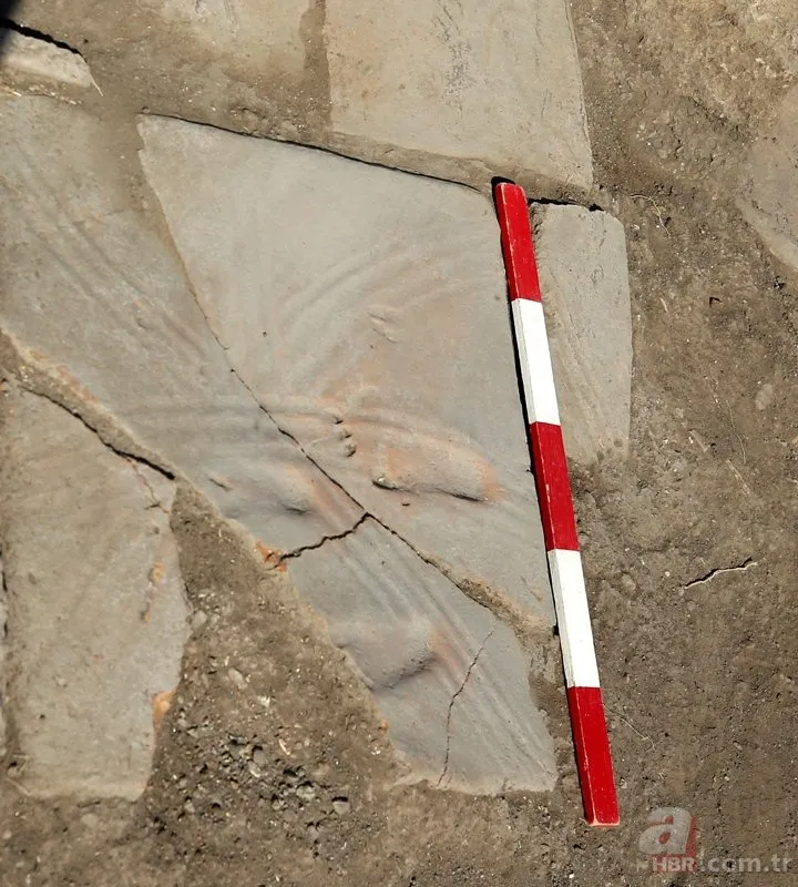 Çanakkale’de kazılarda bir bebeğin 1300 senelik ayak izleri bulundu