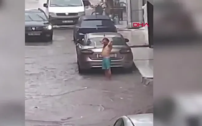 İzmir’de sağanak! Selde şampuanla yıkandı