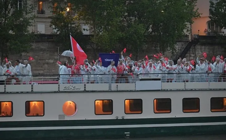 Paris’te millilerimiz sahnede! Ay yıldızlı bayrağımız geçit yaptılar | Törenden guru dolu anlar