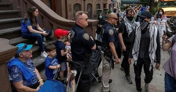 ak-parti-sozcusu-celikten-new-york-polisinin-aa-foto-muhabirine-mudahalesine-iliskin-aciklama-1717363871549.jpeg ABD polisinden Türk foto muhabirine alçak müdahale | AK Parti Sözcüsü Çelik'ten kınama mesajı - 1