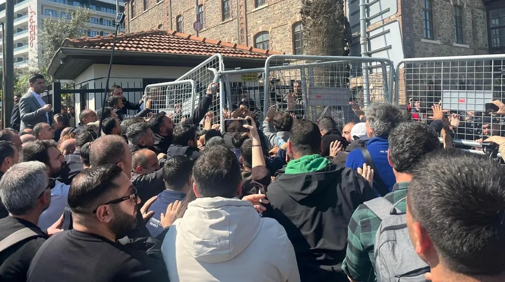 İzmir'de CHP’li eylemciler polise saldırdı